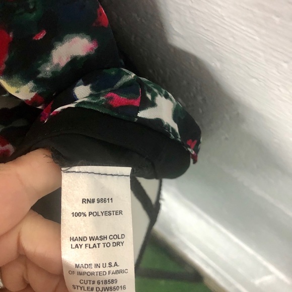 Beautiful Sleeveless Blouse - Picture 7 of 9